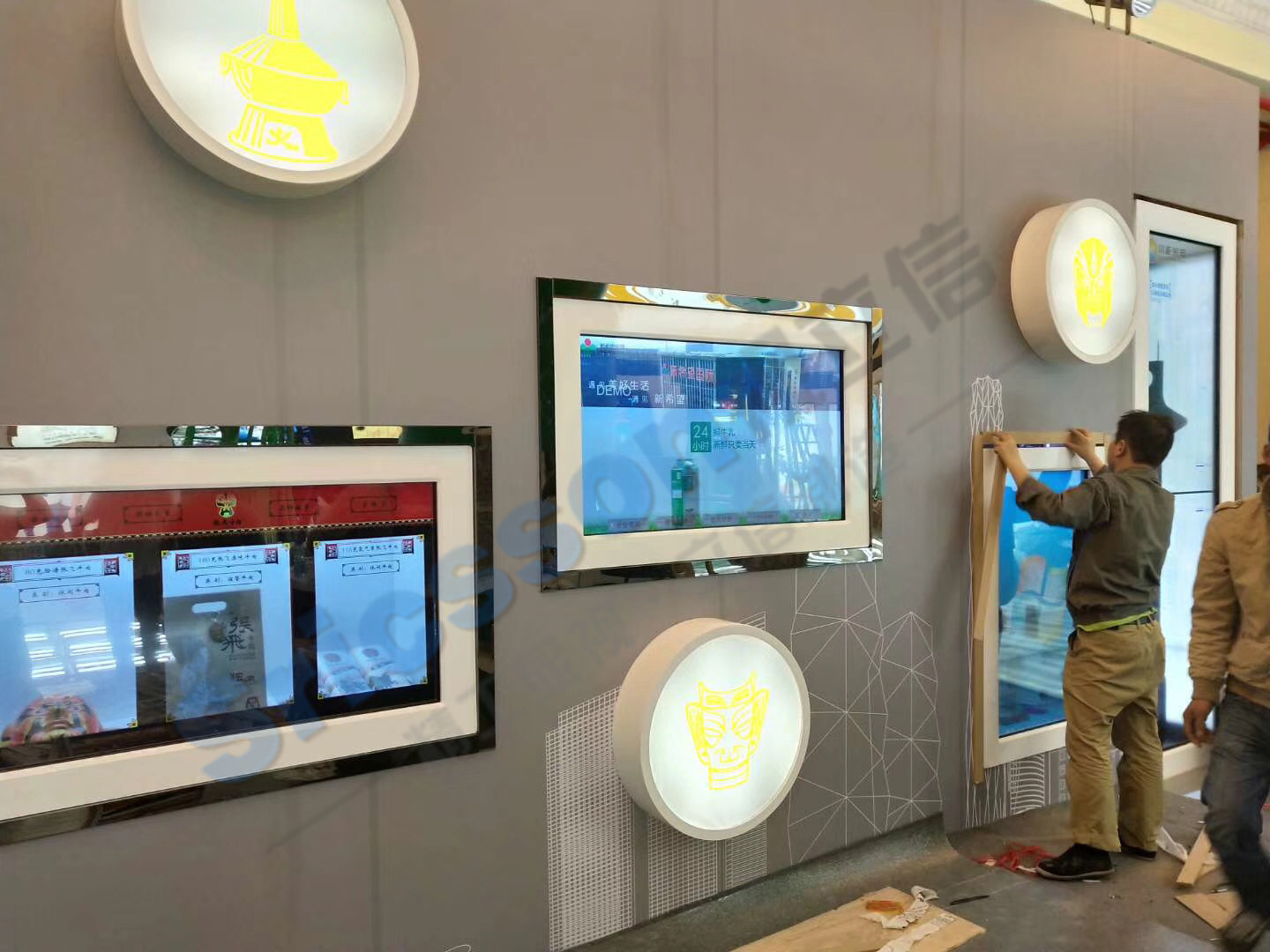 上海某展会触控互动透明液晶屏应用